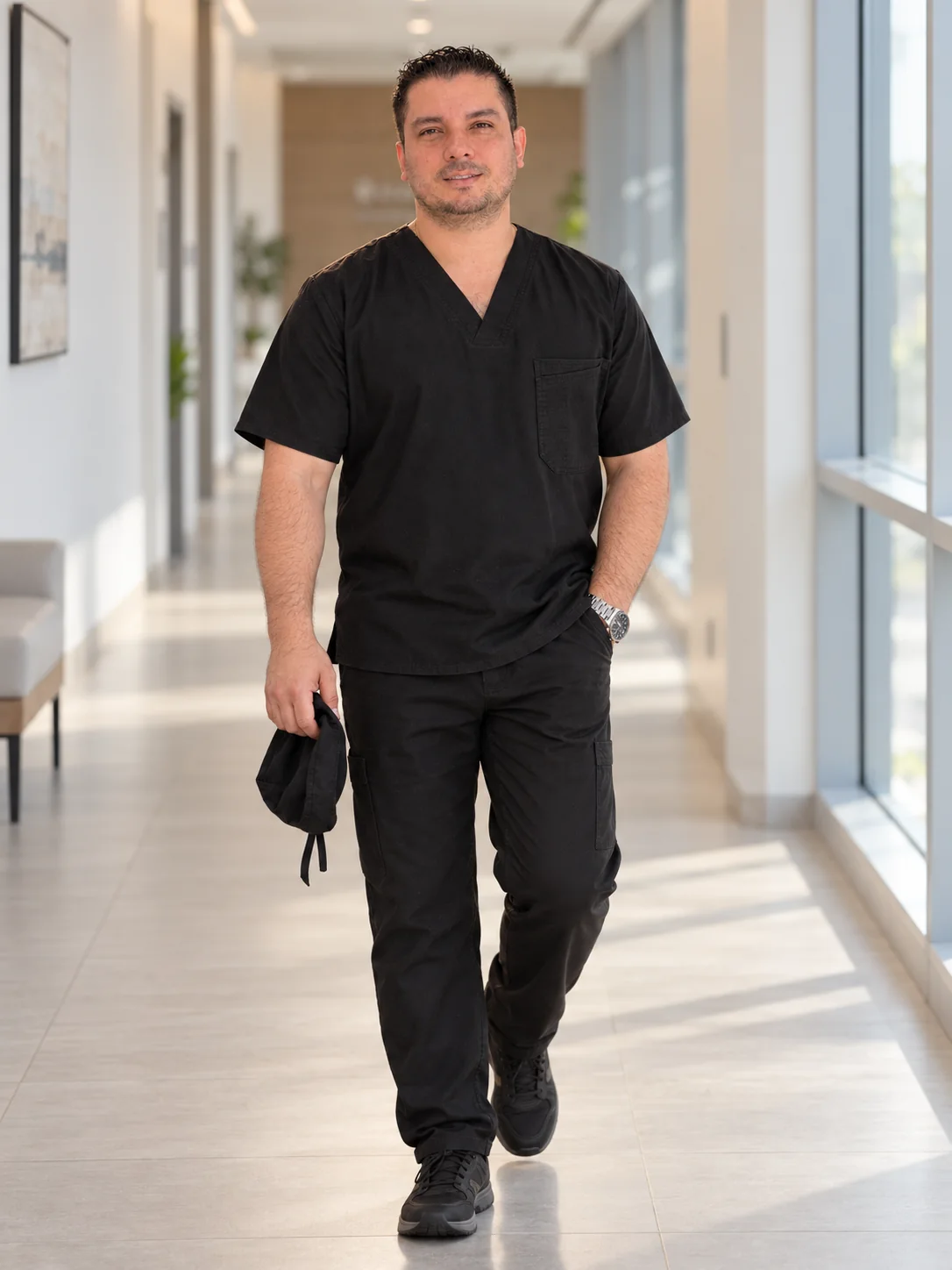 Dr. Héctor Ruiz Marín caminando por la clínica